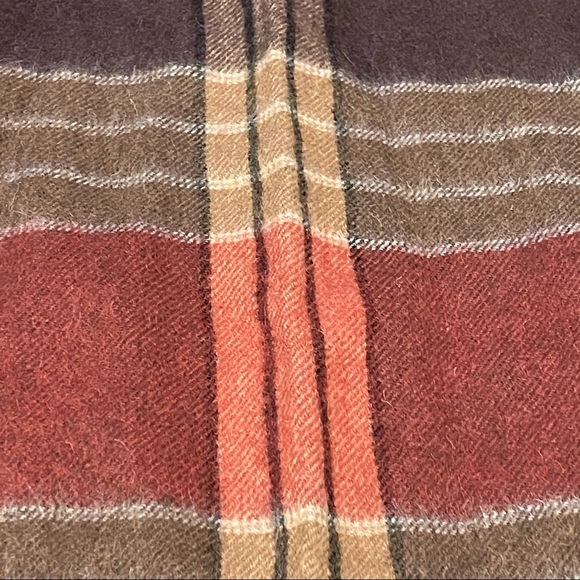 100% Wool Scarf by Jeffery Banks - Picture 3 of 4